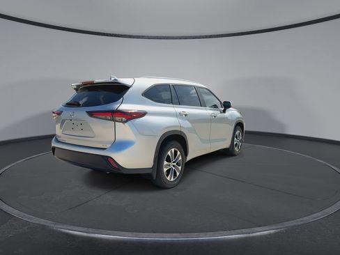 Used 2024 Toyota Highlander XLE FWD image 8