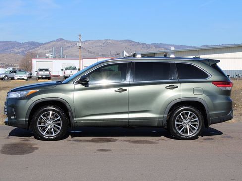 Used 2017 Toyota Highlander XLE image 2