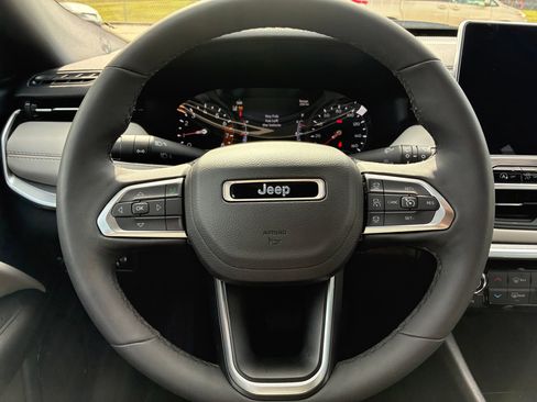 Used 2025 Jeep Compass Limited image 24