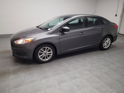 Used 2018 Ford Focus SE FWD image 2