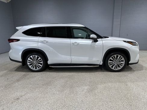 Certified 2025 Toyota Highlander Platinum image 2