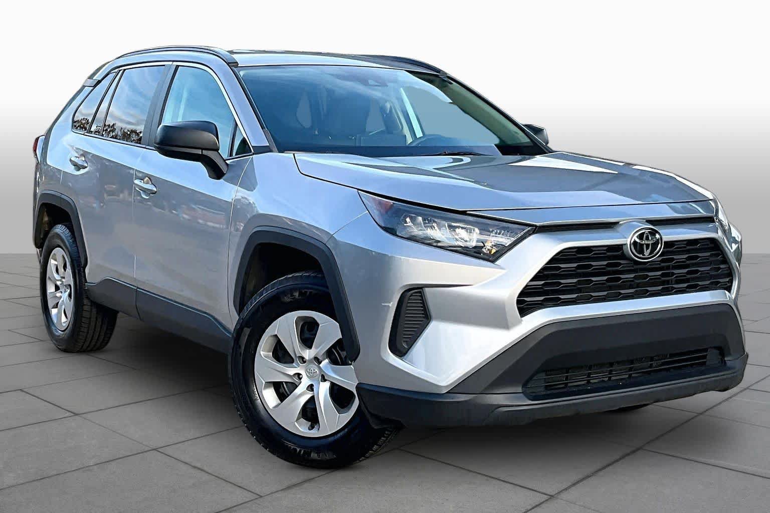 Used 2021 Toyota RAV4 LE AWD/4WD image 2