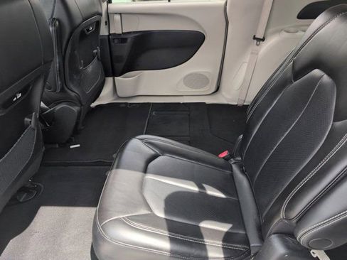 Used 2023 Chrysler Pacifica Touring-L image 27