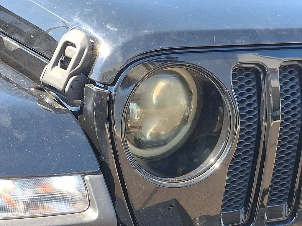 Used 2018 Jeep Wrangler Unlimited Sahara AWD/4WD image 8