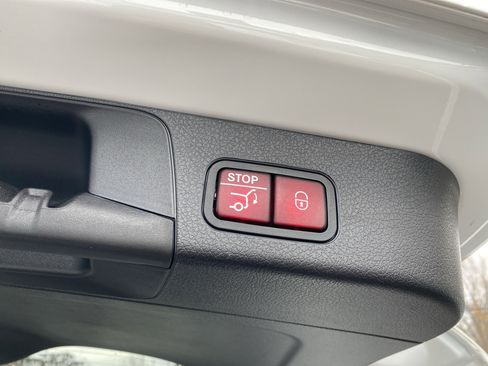 Used 2025 Mercedes-Benz GLB 250 4MATIC image 28