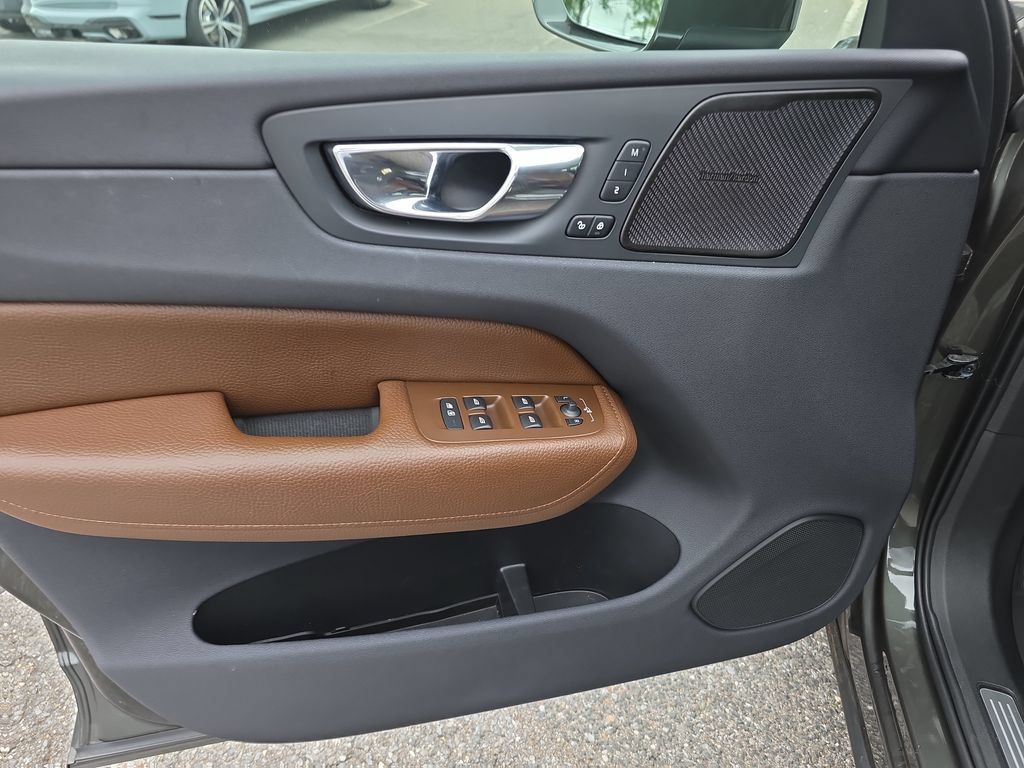 Used 2019 Volvo XC60 T6 Momentum w/ Multimedia Package AWD/4WD image 17