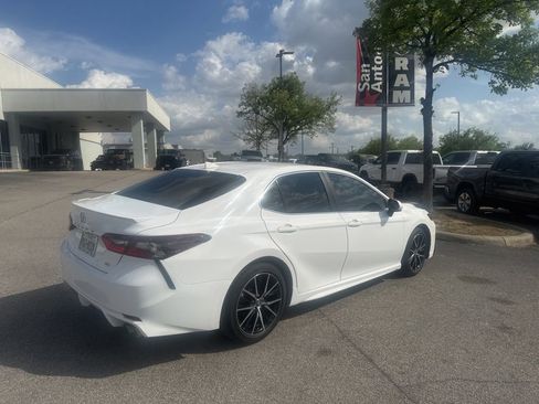 Used 2021 Toyota Camry SE image 5
