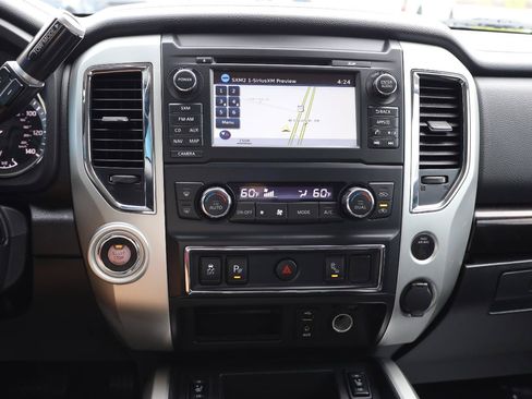 Used 2018 Nissan Titan SV w/ SV Convenience Package RWD image 9