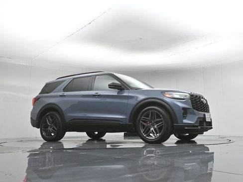 Used 2025 Ford Explorer ST w/ Sun And Sound Package AWD/4WD image 3