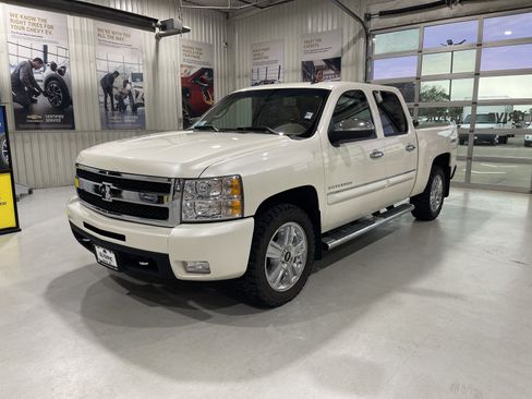 Used 2013 Chevrolet Silverado 1500 LTZ w/ LTZ White Diamond Edition AWD/4WD image 3