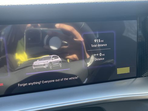 Used 2025 Volkswagen Tiguan SE image 17