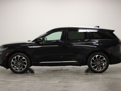 Used 2024 Lincoln Nautilus Reserve AWD/4WD image 5