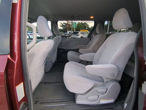 Used 2017 Toyota Sienna LE AWD/4WD image 11