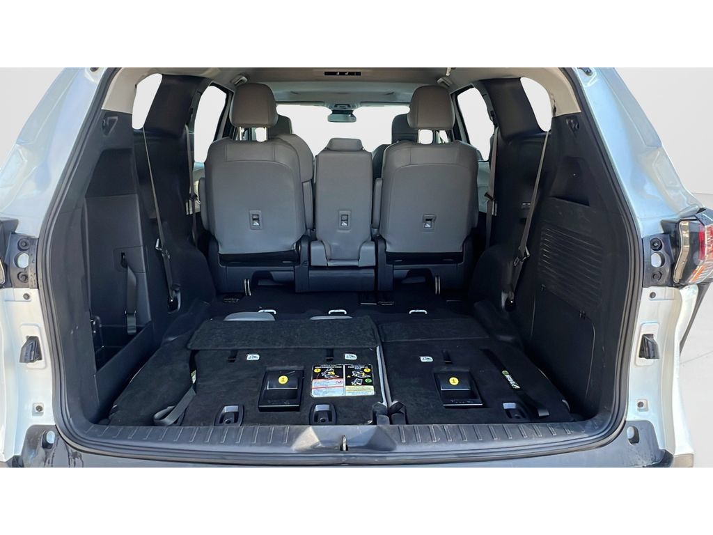 Certified 2025 Toyota Sienna XLE FWD image 9