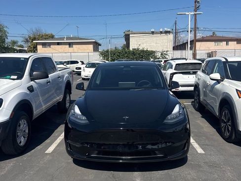 Used 2021 Tesla Model Y Long Range image 1