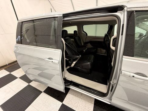 Used 2024 Chrysler Pacifica Touring-L image 24