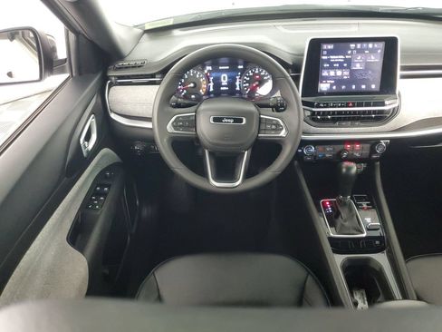 Used 2025 Jeep Compass Latitude AWD/4WD image 14