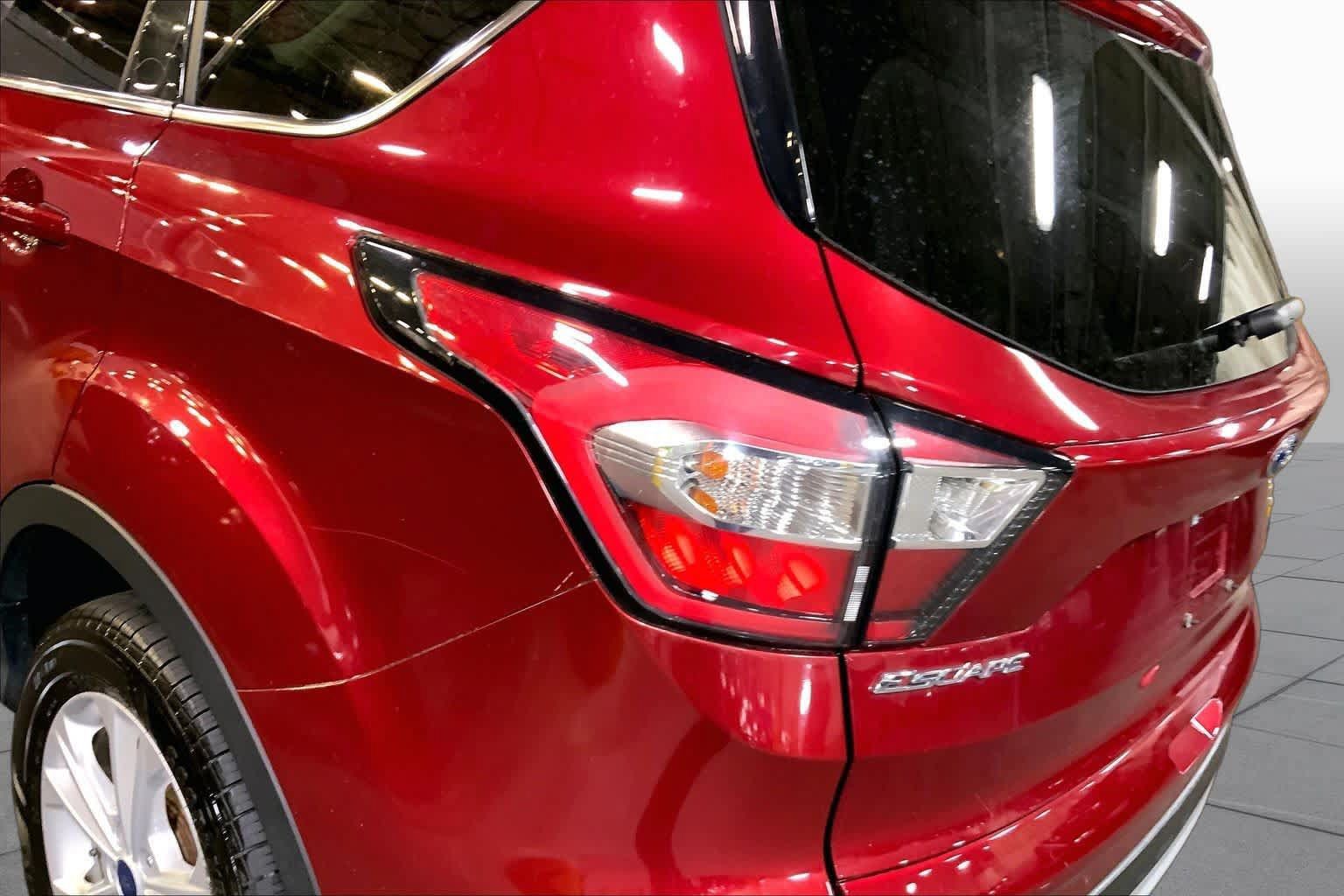 Used 2018 Ford Escape SE w/ SE Sync 3 Package AWD/4WD image 29