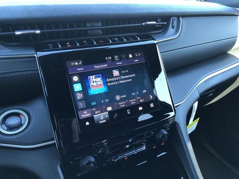 New 2025 Jeep Grand Cherokee Laredo X w/ Luxury Tech Group I image 28