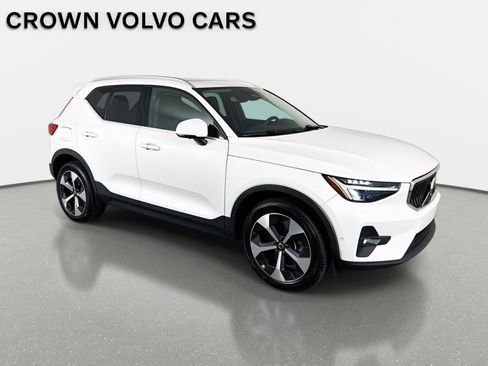 Used 2023 Volvo XC40 B4 Plus w/ Driver Assist Package image 4