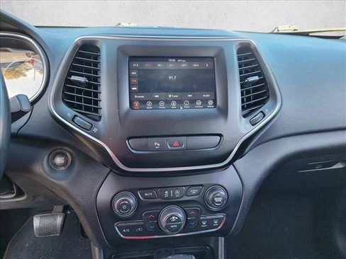 Used 2019 Jeep Cherokee Latitude Plus w/ Comfort/Convenience Group image 20