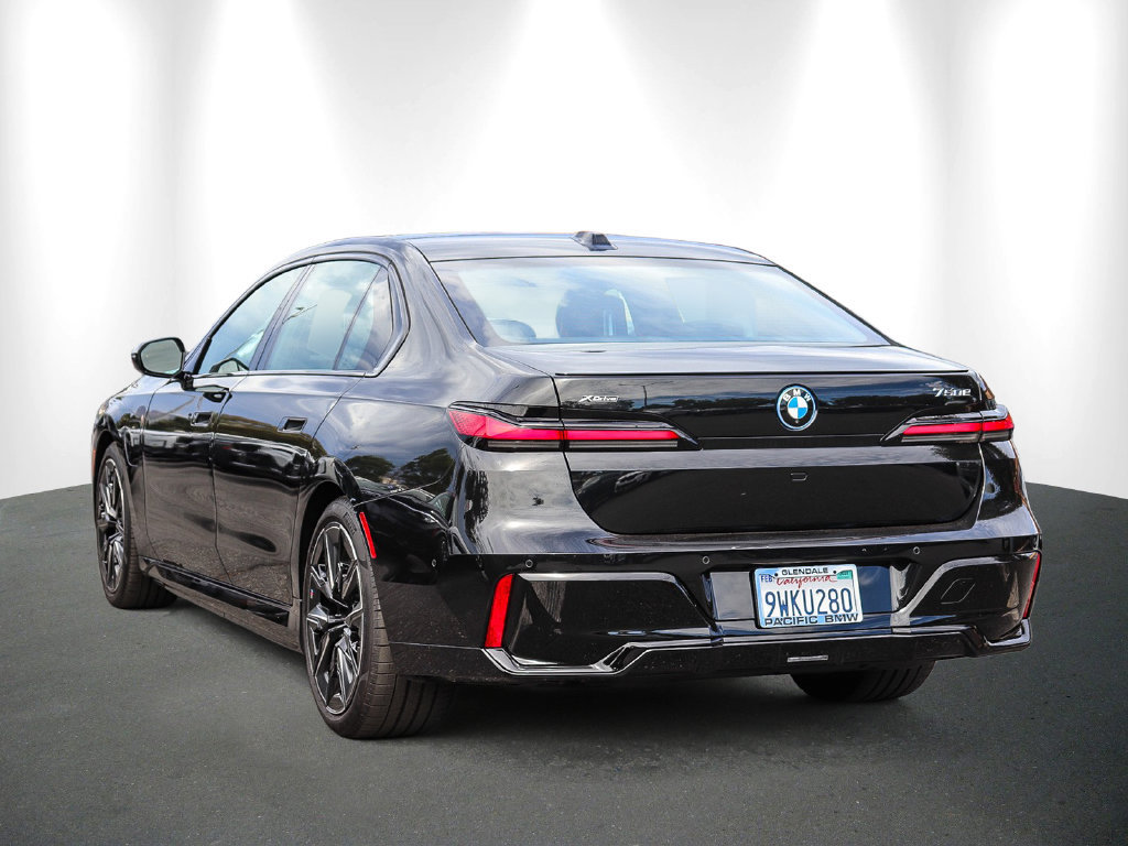 Used 2026 BMW 750e xDrive AWD/4WD image 4