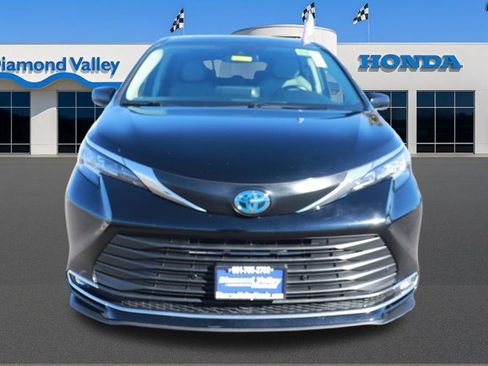 Used 2023 Toyota Sienna XLE image 2