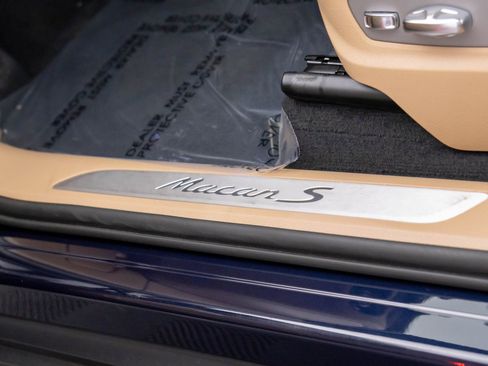 Certified 2022 Porsche Macan S image 16