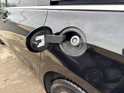 Used 2023 Chrysler Voyager LX image 41