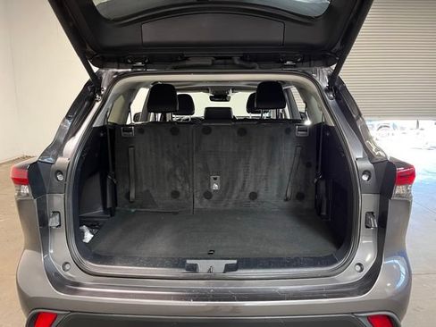 Used 2024 Toyota Highlander XLE AWD/4WD image 16