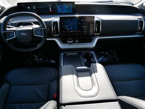 Used 2017 Jeep Grand Cherokee Overland w/ Jeep Active Safety Group image 13