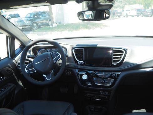 New 2025 Chrysler Pacifica Select w/ Uconnect Theater Family Group image 19