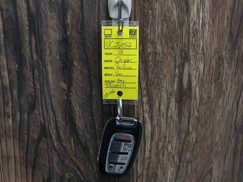 Used 2018 Chrysler Pacifica Touring-L w/ Tire & Wheel Group image 20