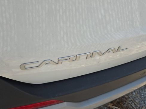 Used 2025 Kia Carnival FWD image 5