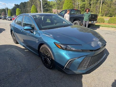 Used 2025 Toyota Camry SE w/ Multimedia Upgrade Package image 5