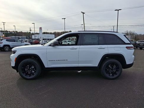New 2025 Jeep Grand Cherokee Altitude image 7