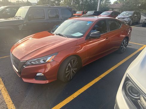 Used 2021 Nissan Altima 2.5 SR w/ SR Premium Package FWD image 3