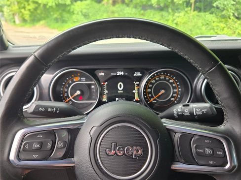 Used 2023 Jeep Wrangler Unlimited Sahara AWD/4WD image 32