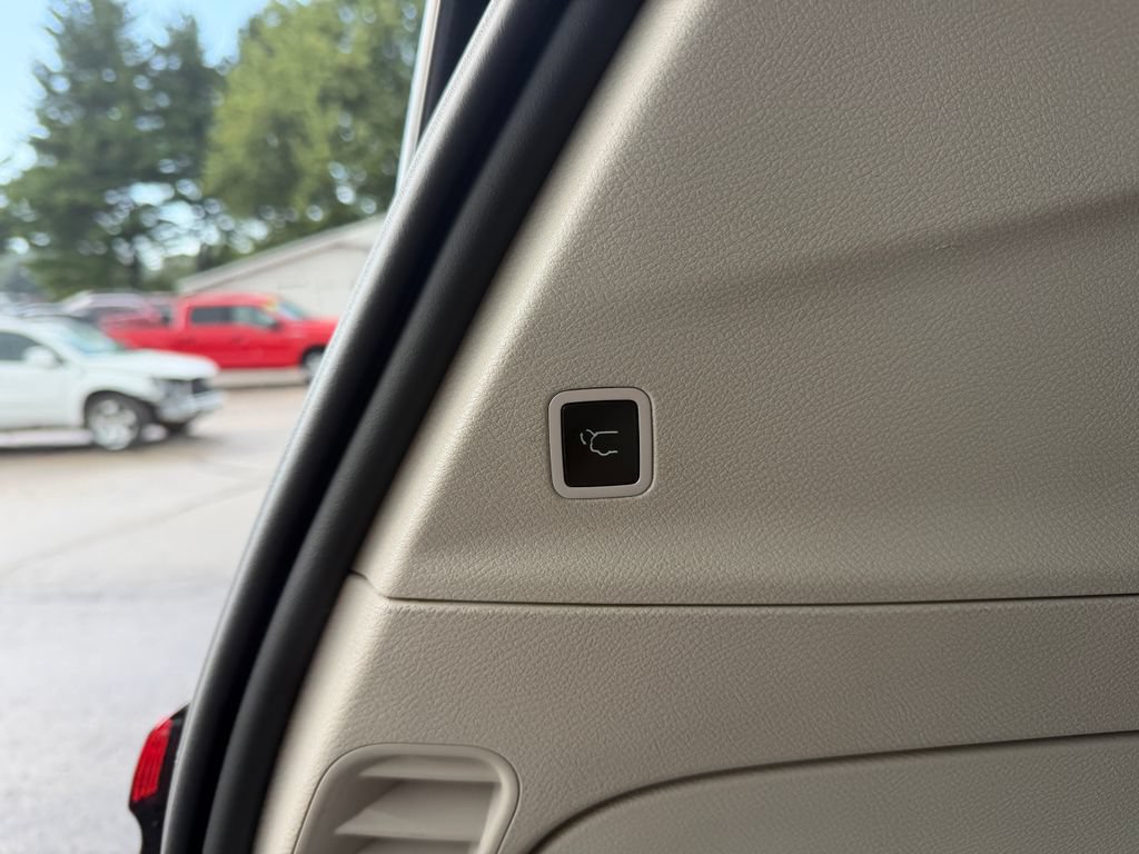 Used 2023 Chrysler Pacifica Touring-L FWD image 15