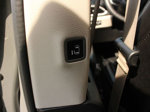 Used 2023 Chrysler Pacifica Touring-L FWD image 18