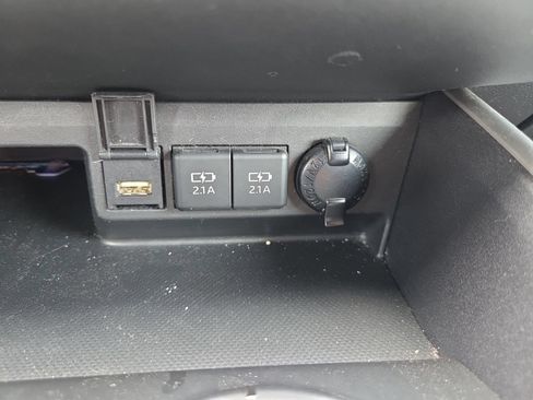 Used 2021 Toyota Highlander LE AWD/4WD image 27