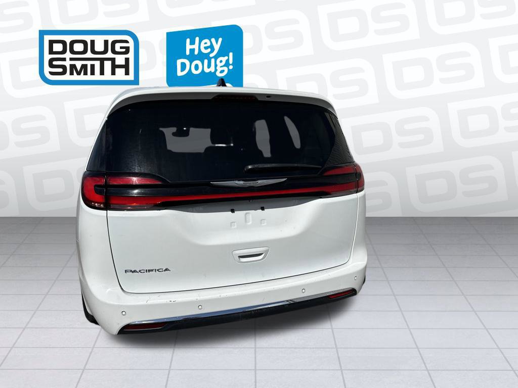 Used 2023 Chrysler Pacifica Touring-L FWD image 5