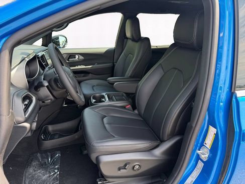 New 2027 Chrysler Pacifica Select w/ Family Tech Group FWD image 9