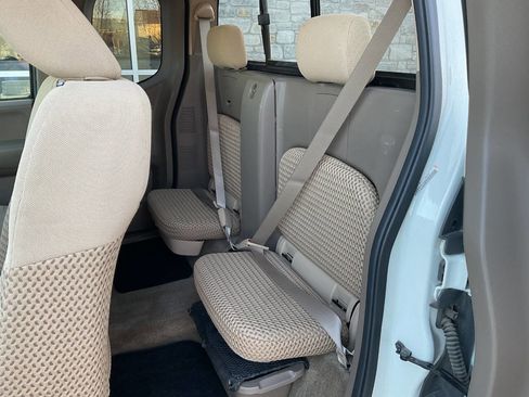 Used 2014 Nissan Frontier SV image 25