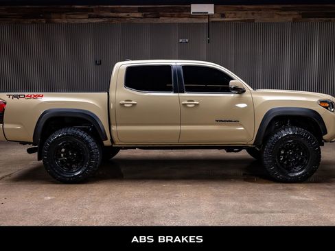 Used 2019 Toyota Tacoma TRD Off-Road w/ Technology Package image 11