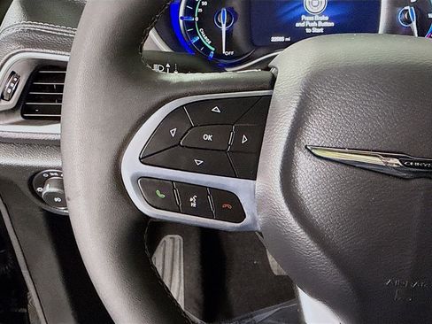 Used 2025 Chrysler Pacifica Select image 20