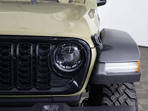 Used 2025 Jeep Wrangler Sport AWD/4WD image 12