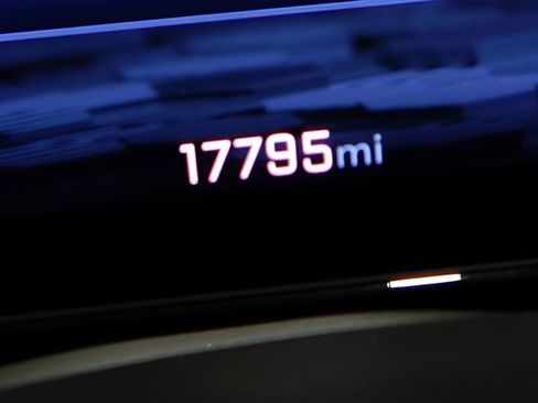 Used 2025 Chevrolet Suburban Z71 AWD/4WD image 19