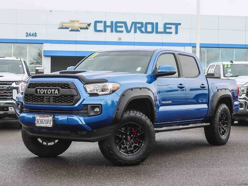 Used 2017 Toyota Tacoma TRD Sport w/ Tow Package image 1