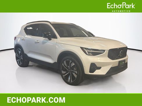 Used 2025 Volvo XC40 B5 Plus AWD/4WD image 1